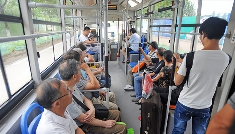 禁止老年人高峰期免费乘车?当地回应关于禁止老年人高峰期免费乘车的议题，不同地方可能有不同的回应和措施。有些地方可能会考虑限制老年人在特定时间段免费乘坐公共交通工具，以减少交通压力和其他乘客的不便。然而，这样的决策需要综合考虑各种因素，包括老年人的权益、公共交通系统的承载能力以及社会公平等。