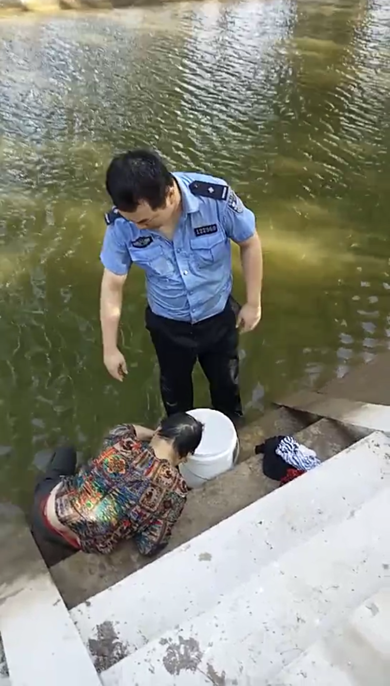 老人跳河民警垫背老人跳河民警垫背，社会的温暖与责任