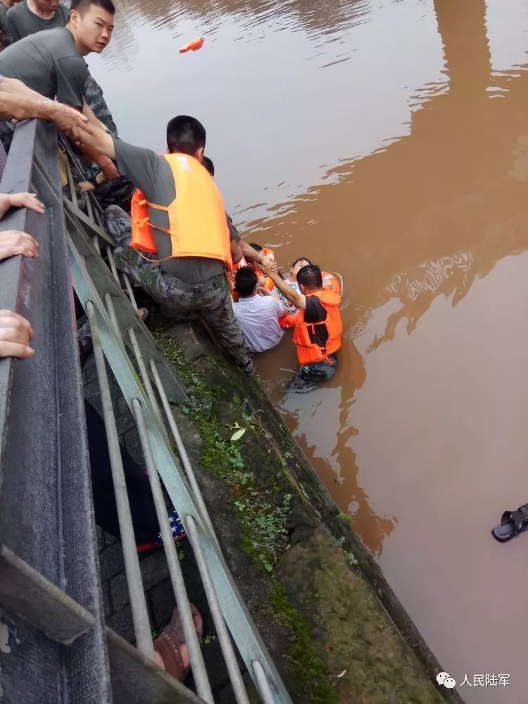 老人落水官兵救人老人落水官兵救人，英雄之举，温暖人心