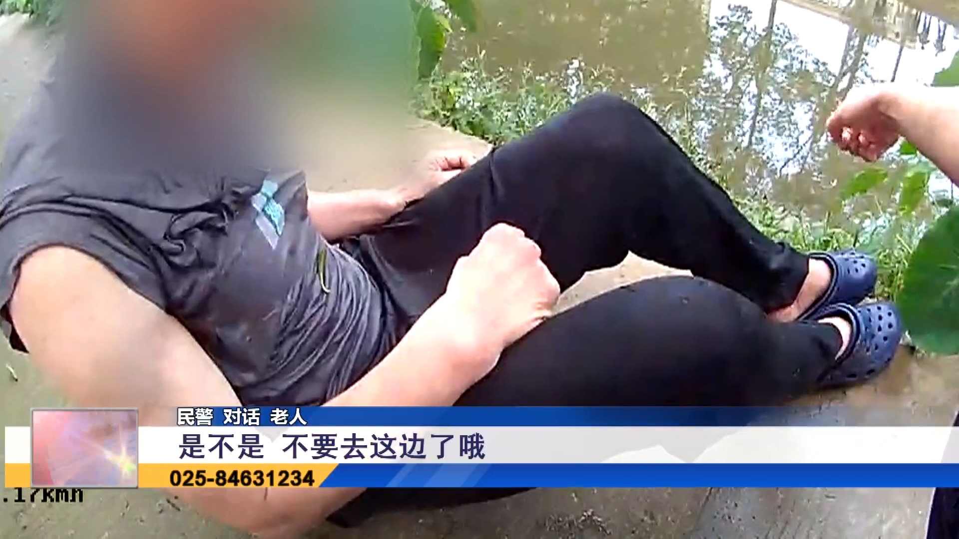 老人落水民警一路狂奔跳水救人视频紧急时刻！老人落水，民警一路狂奔跳水英勇救人