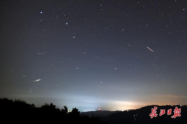 武汉天空有巨大流星坠落?专家分析武汉天空出现巨大流星坠落，专家分析与解读
