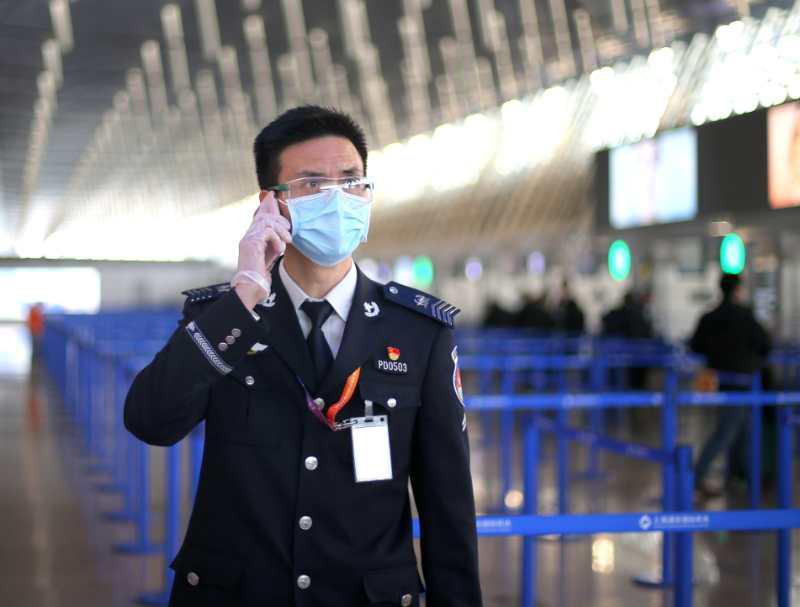 小女孩机场迎接退伍妈妈感人一幕小女孩机场迎接退伍妈妈，归家之喜，亲情之深