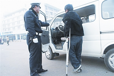 警方回应\"盲人\"办到了长期驾照警方回应，盲人成功办理长期驾照的背后故事与真相揭秘