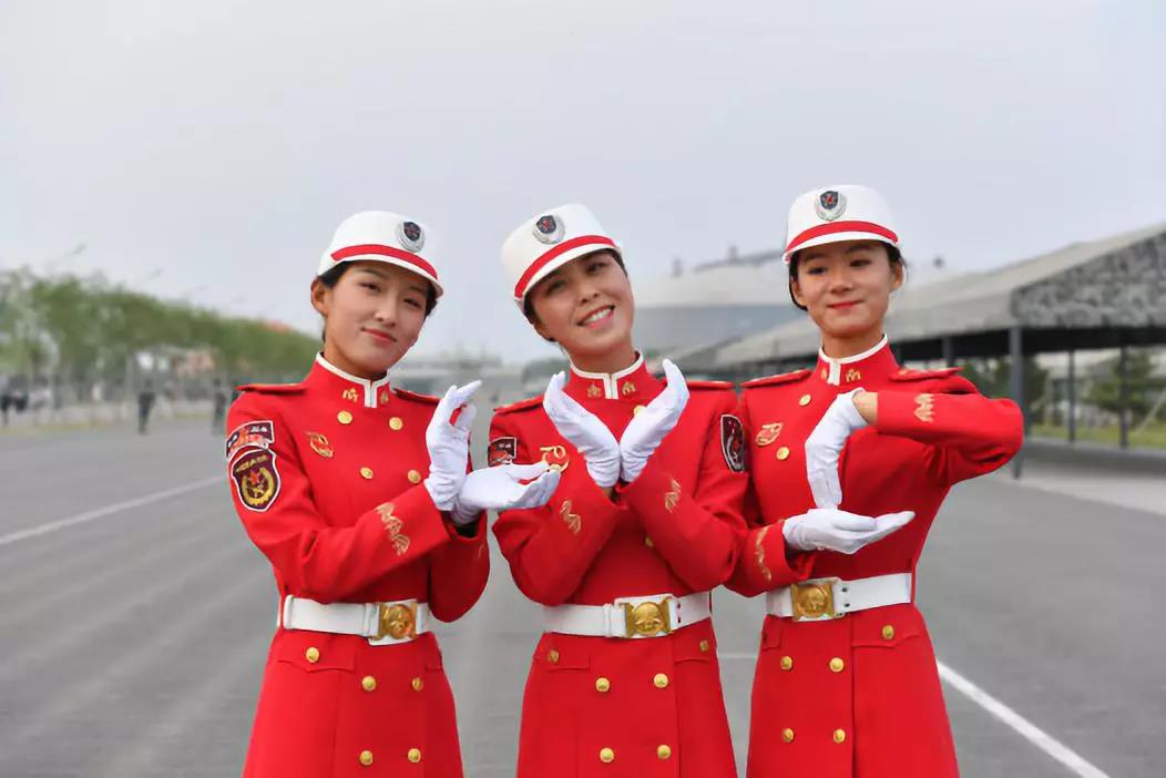 受阅女民兵为啥戴红色丝巾受阅女民兵为何佩戴红色丝巾，背后的深层含义与文化解读